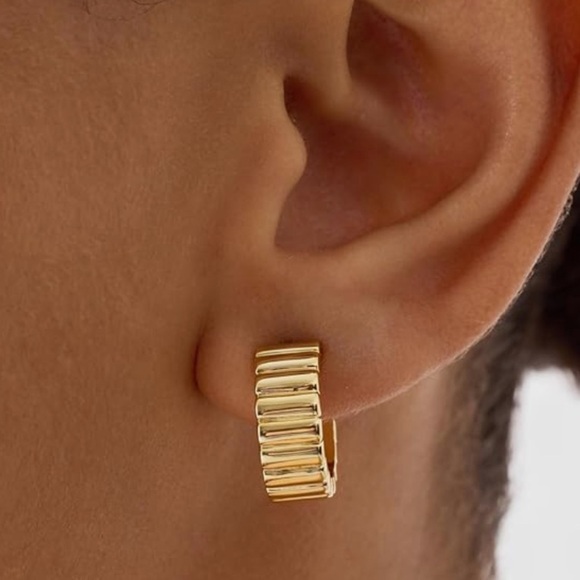 Huggie style ribbed Gold Hoop Earrings small and dainty casual everyday wear - Picture 3 of 3